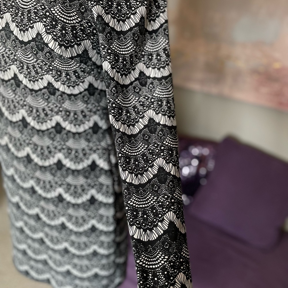 Laura Petites Black and White Scalloped Print Long Sleeve Midi Dress Size 4 - Picture 14 of 14
